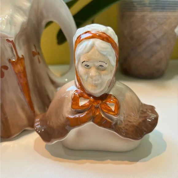 Little Old Lady Teapot Made in England 1930s Antique - Picture 3 of 14